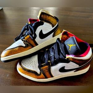 Jordan Kids
Air Jordan 1 Mid SE "Black/Taxi/White/Sail" sneakers